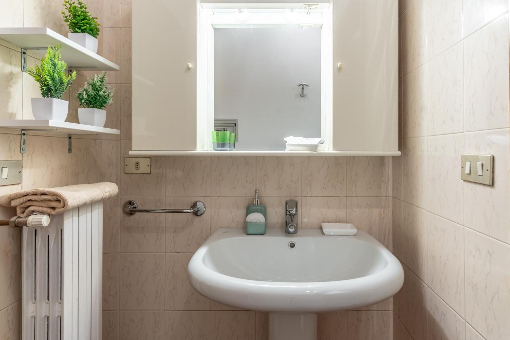-Near Arena & Parking - Pet Friendly Historical Arena Palace Apartment Верона Екстериор снимка
