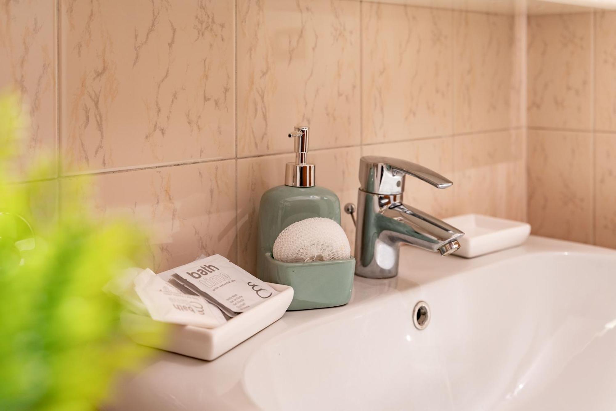 -Near Arena & Parking - Pet Friendly Historical Arena Palace Apartment Верона Екстериор снимка