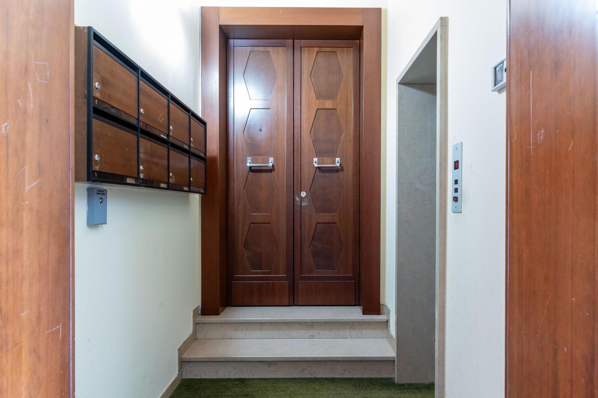 -Near Arena & Parking - Pet Friendly Historical Arena Palace Apartment Верона Екстериор снимка