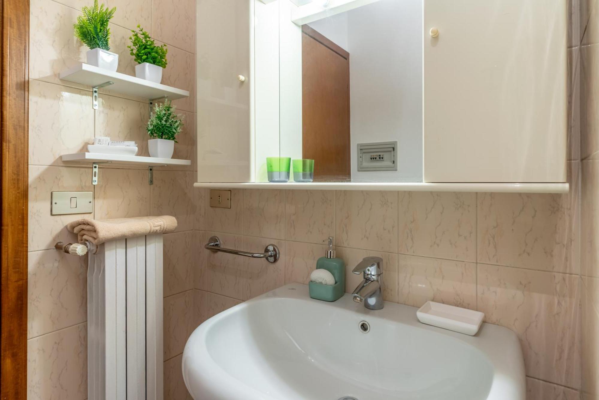 -Near Arena & Parking - Pet Friendly Historical Arena Palace Apartment Верона Екстериор снимка