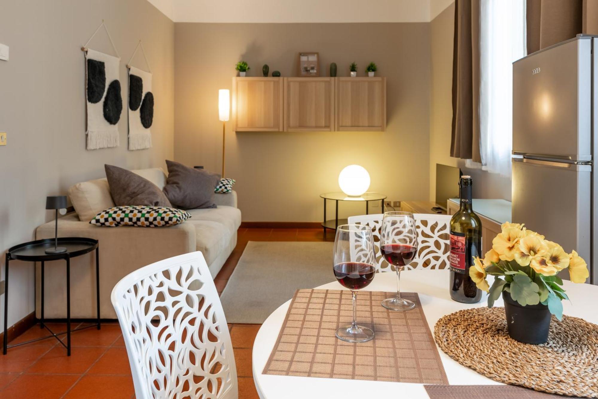 -Near Arena & Parking - Pet Friendly Historical Arena Palace Apartment Верона Екстериор снимка