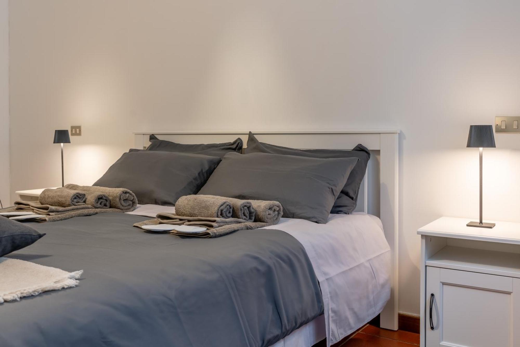 -Near Arena & Parking - Pet Friendly Historical Arena Palace Apartment Верона Екстериор снимка